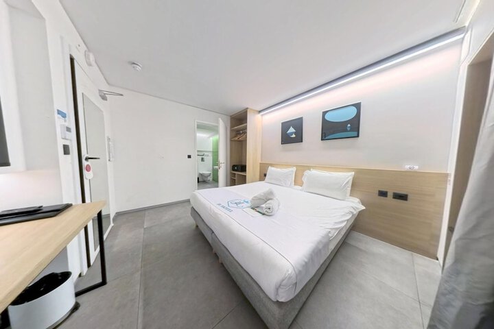 Room 42 of 79