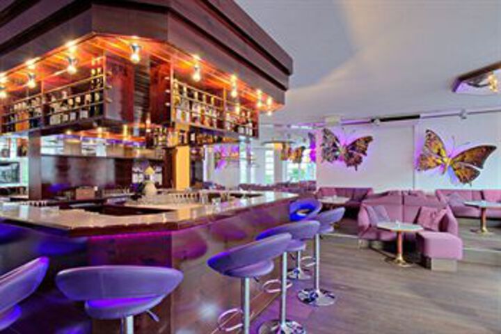 Lounge 14 of 29