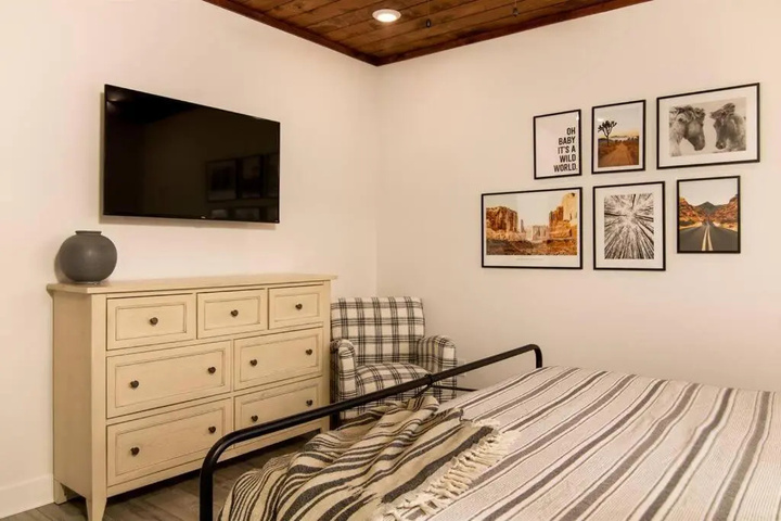 Room 4 of 10