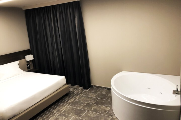 Room 11 of 40