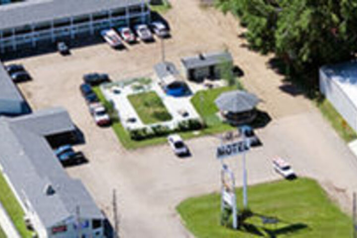 Exterior of Colonial Motel & RV Park