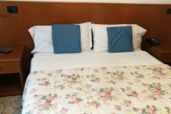 Room 7 of 33