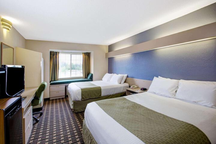 2 Queen Beds (11 of 17)