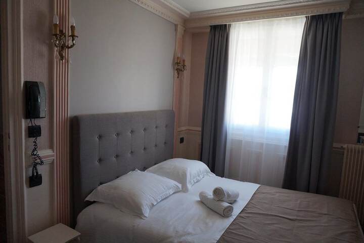 Room 4 of 89