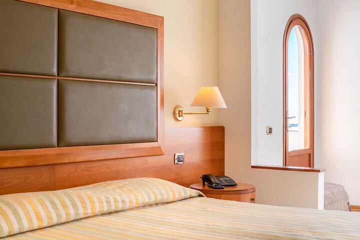 Room 9 of 33