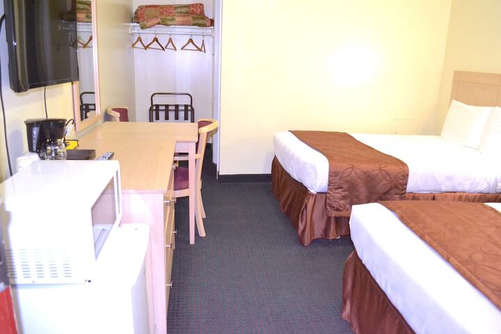 2 Double Beds (8 of 8)