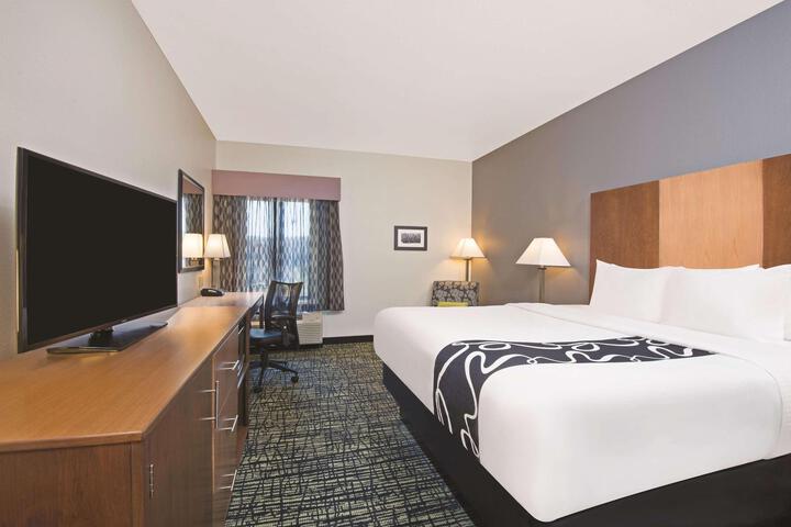 1 King Bed Accessible (7 of 14)