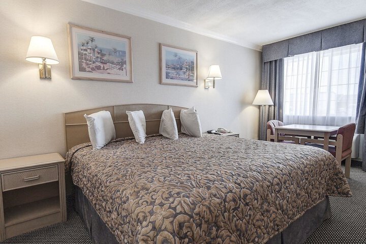 Room 6 of 28