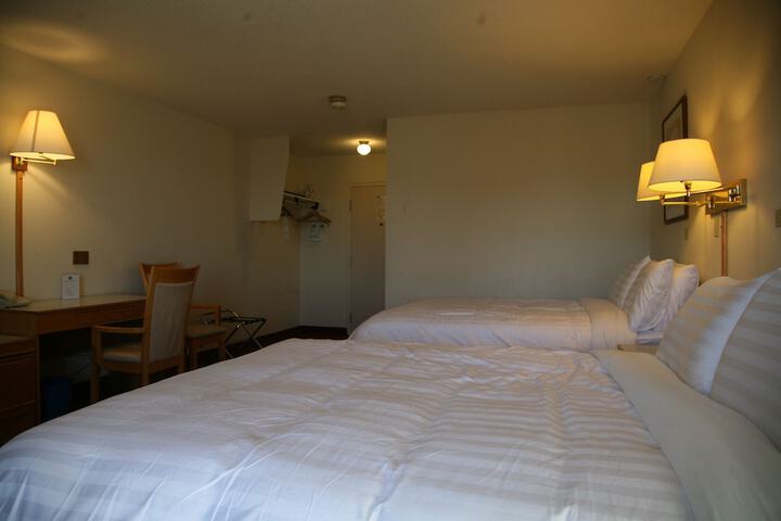 Room 8 of 28