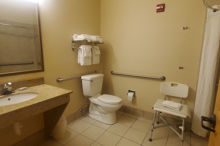 2 Queen Beds Mobility Accessible Bathtub with Grab Bars (8 of 33)