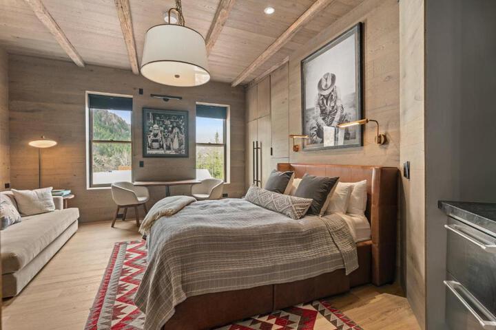 Image of Independence Square 301 Great Hotel Room with Excellent Location & Rooftop Hot Tub