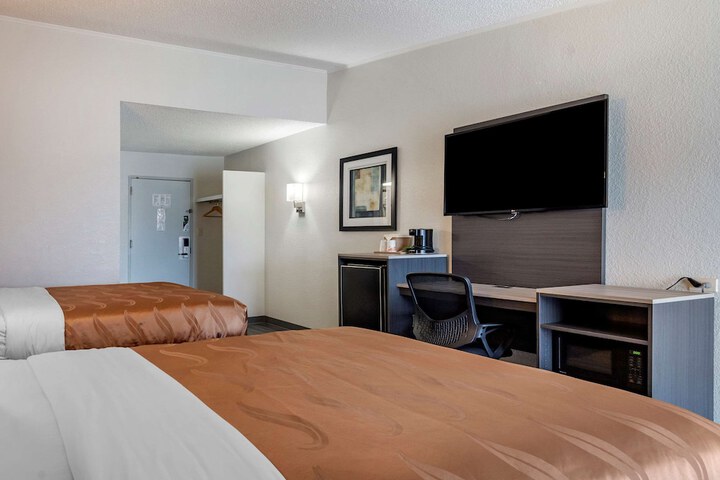 2 Double Beds (6 of 15)