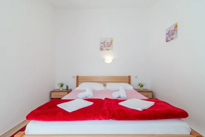 Room 4 of 20