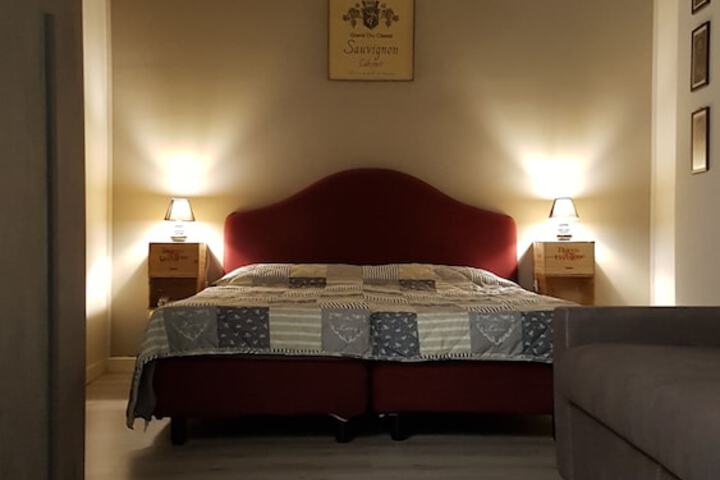 Room 7 of 77