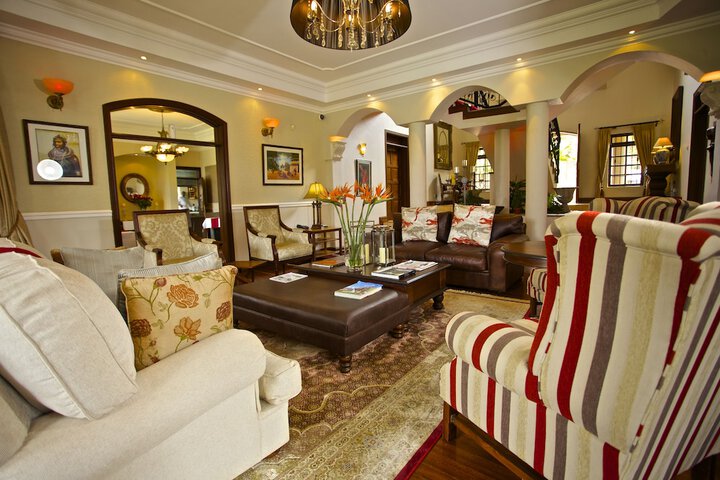 Lounge 17 of 19