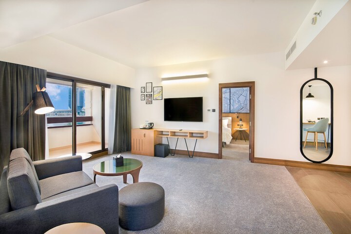 Room 15 of 143