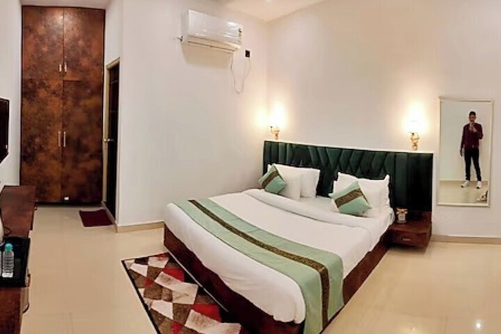 Room 8 of 25