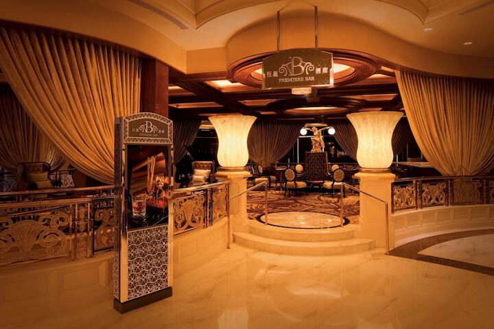 Lounge 93 of 113