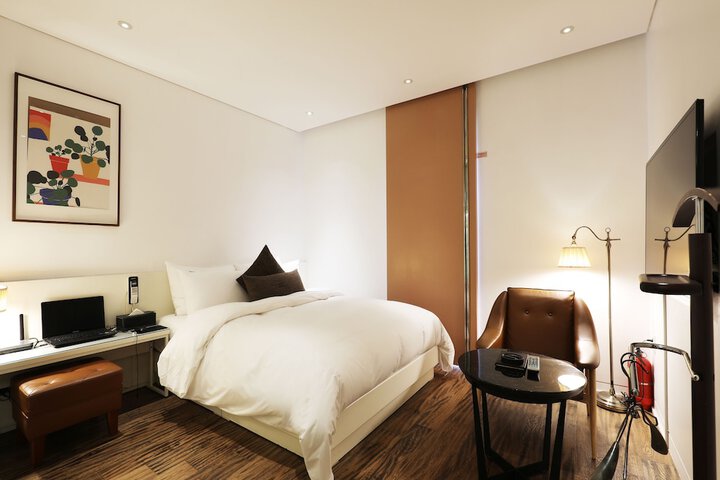Room 6 of 51