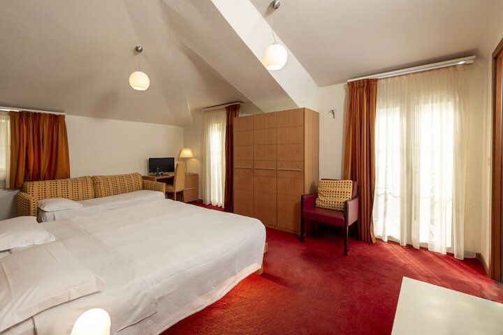 Room 17 of 37
