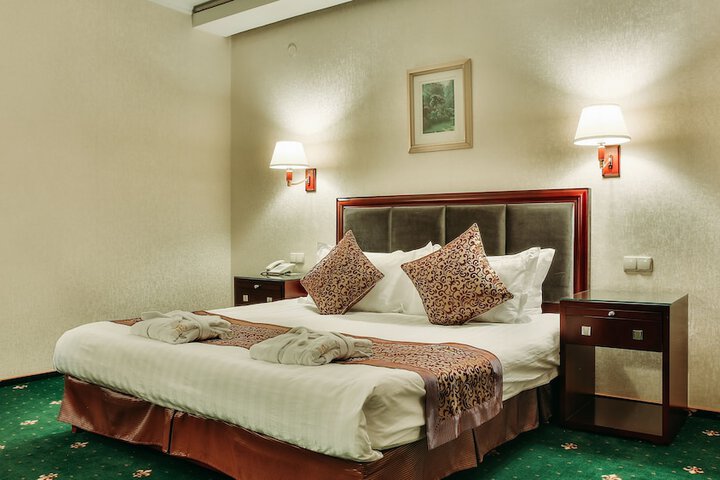 Room 10 of 32