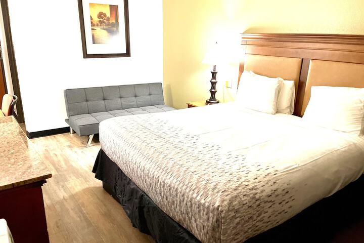 1 King Bed (2 of 11)