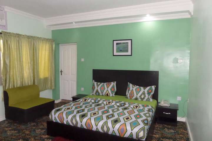 Room 5 of 9