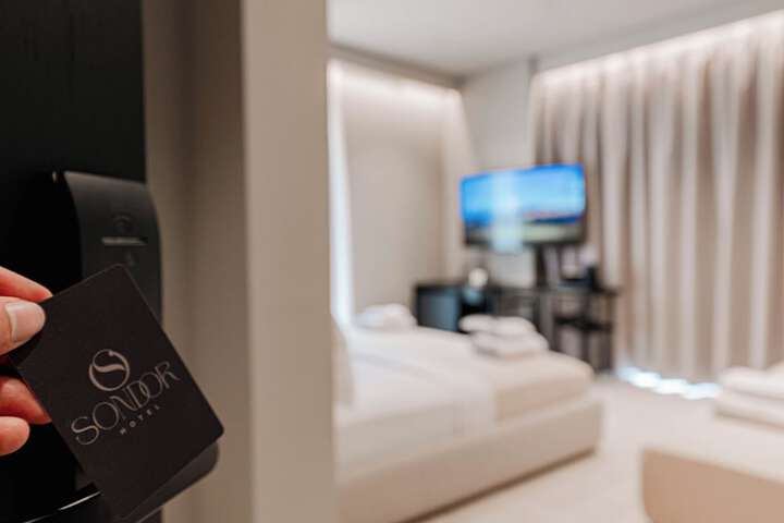 Room 25 of 104