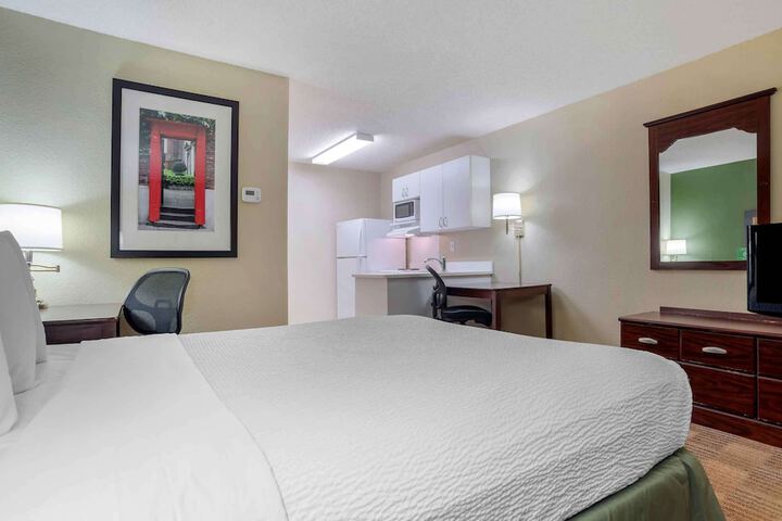 Queen Bed Kitchen (1 of 6)