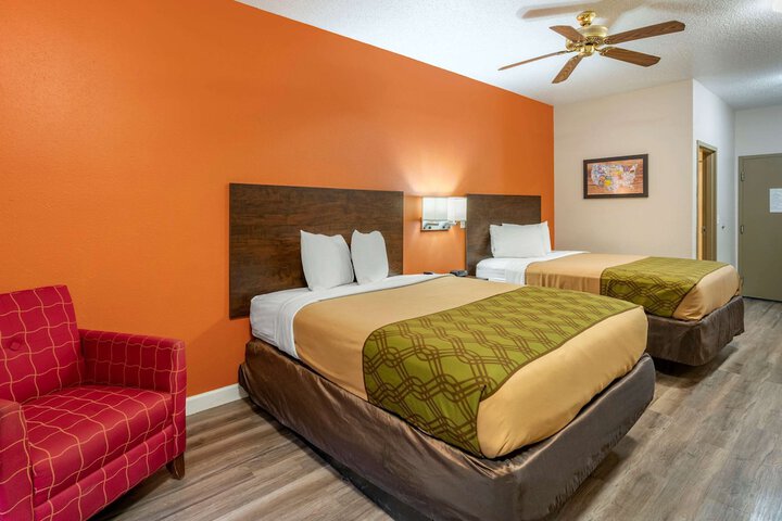 1 Queen Bed Efficiency Accessible (2 of 9)