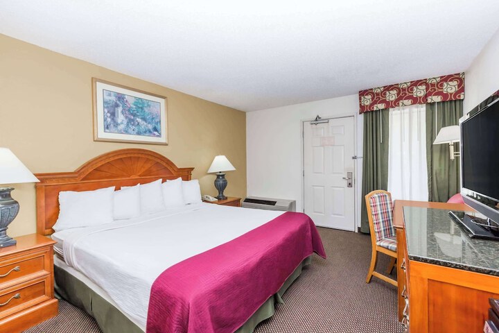 1 King Bed (1 of 11)