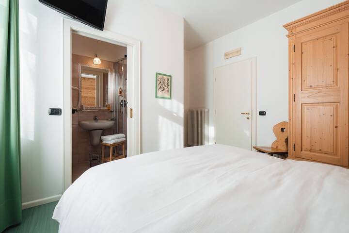 Room 28 of 125