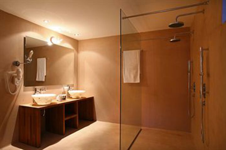 Room 3 of 60