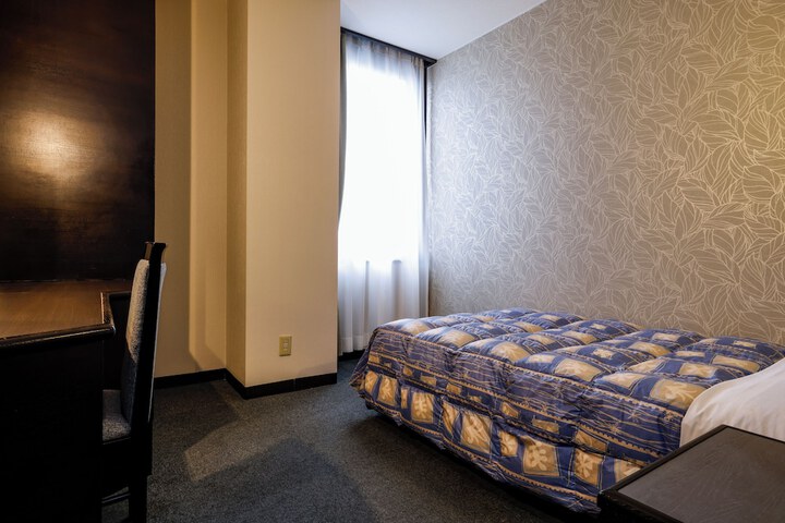 Room 11 of 34