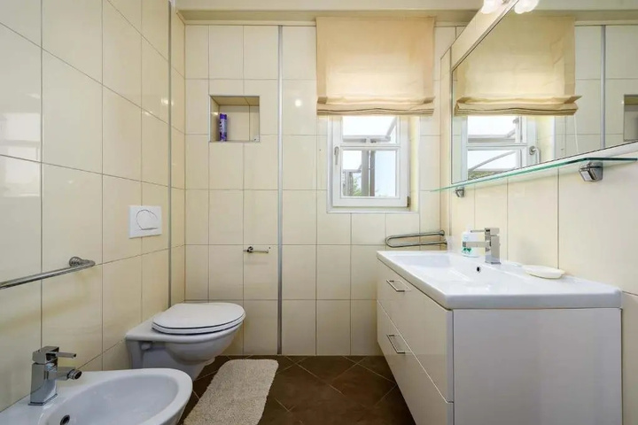 Room 7 of 18
