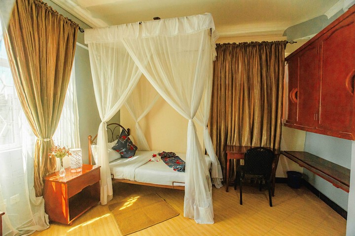 Room 6 of 84