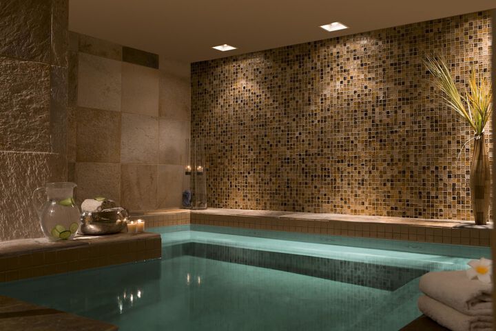 Indoor spa tub