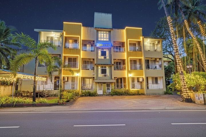 Fabhotel Charvi Reemz
