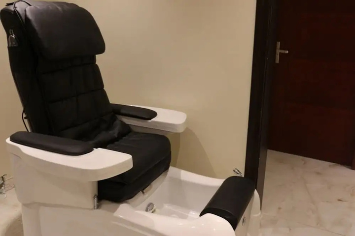 Room 6 of 10