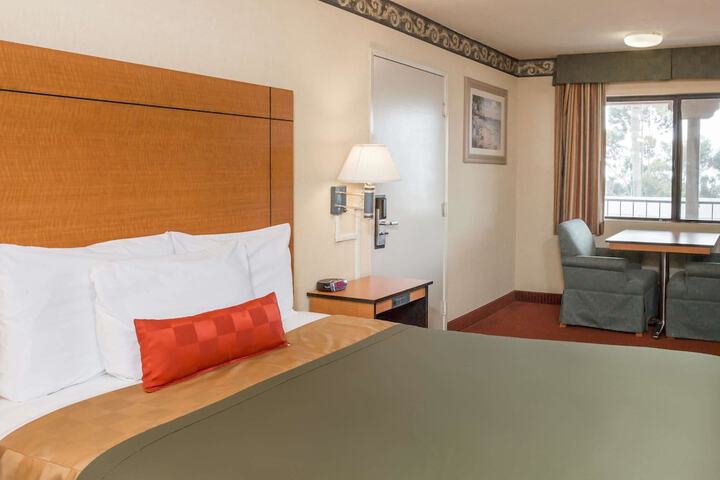 1 Queen Bed (13 of 13)