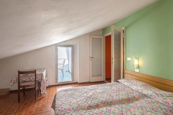 Room 5 of 15