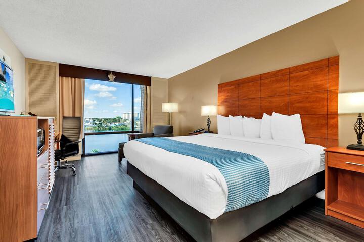 Premium Room 1 King Bed with Water View (8 of 16)