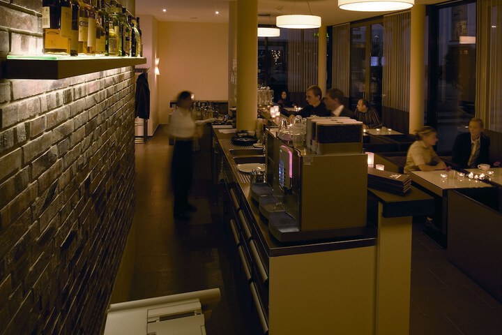 Lounge 23 of 27