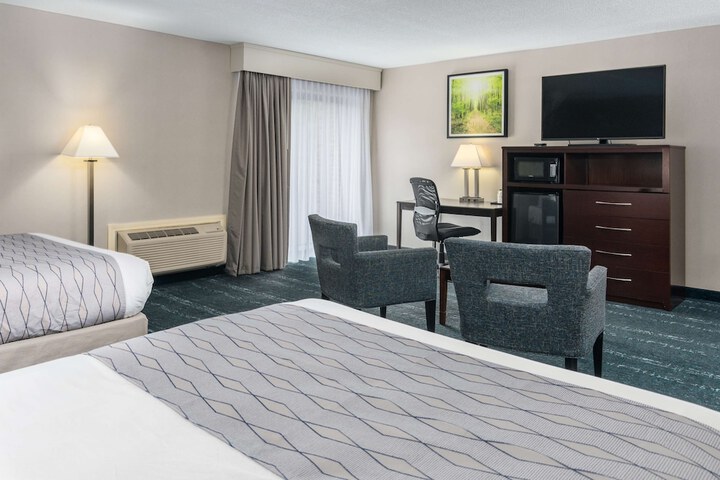 2 Queen Accessible Bathtub Microwave and Refrigerator Full Breakfast (7 of 8)