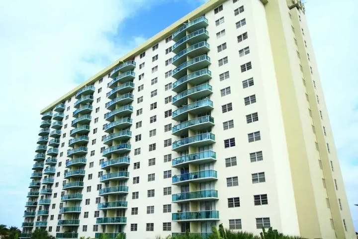 Photo of 1 Bedroom +den Bay View Or620