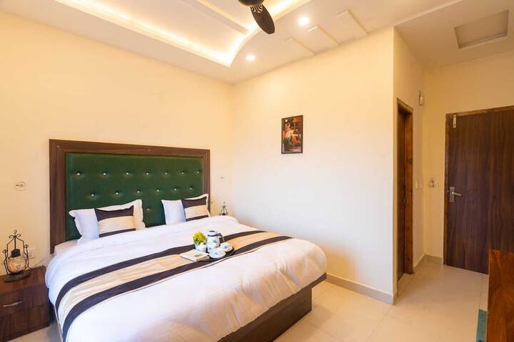 Room 3 of 32