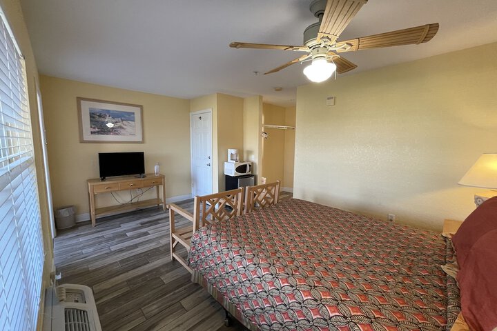 1 Queen Bed (1 of 2)