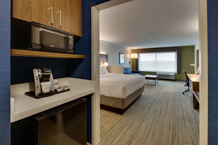 1 King Bed (2 of 10)