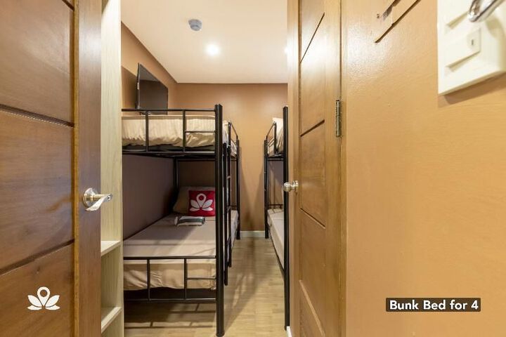 Suite 14 of 32