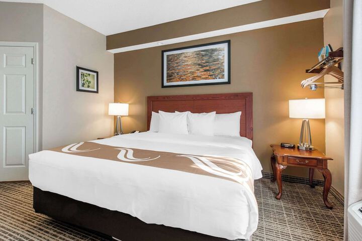 1 King Bed (2 of 20)